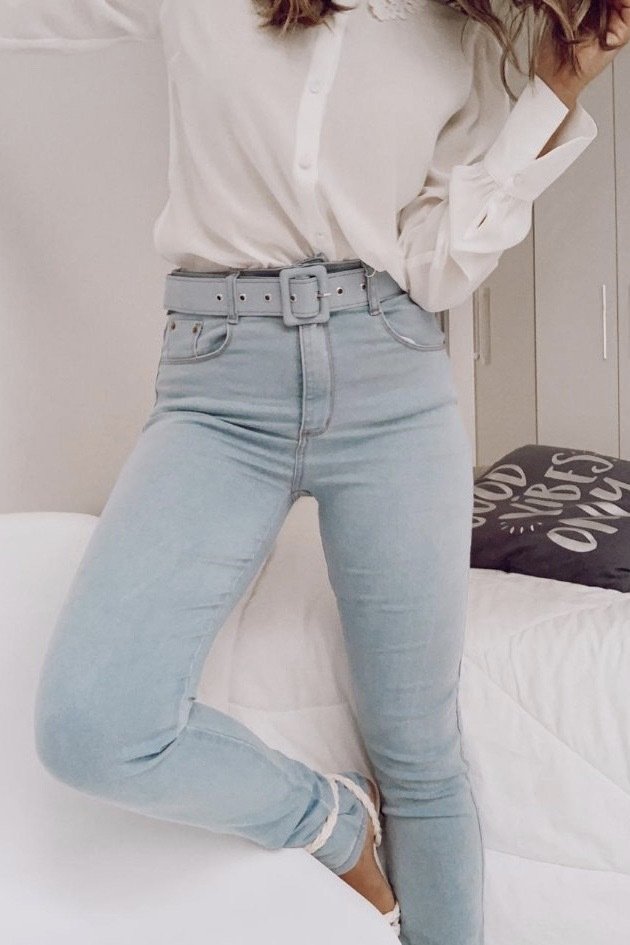 Calça Jeans Skinny c/ Cinto Forrado Lavagem Clara New