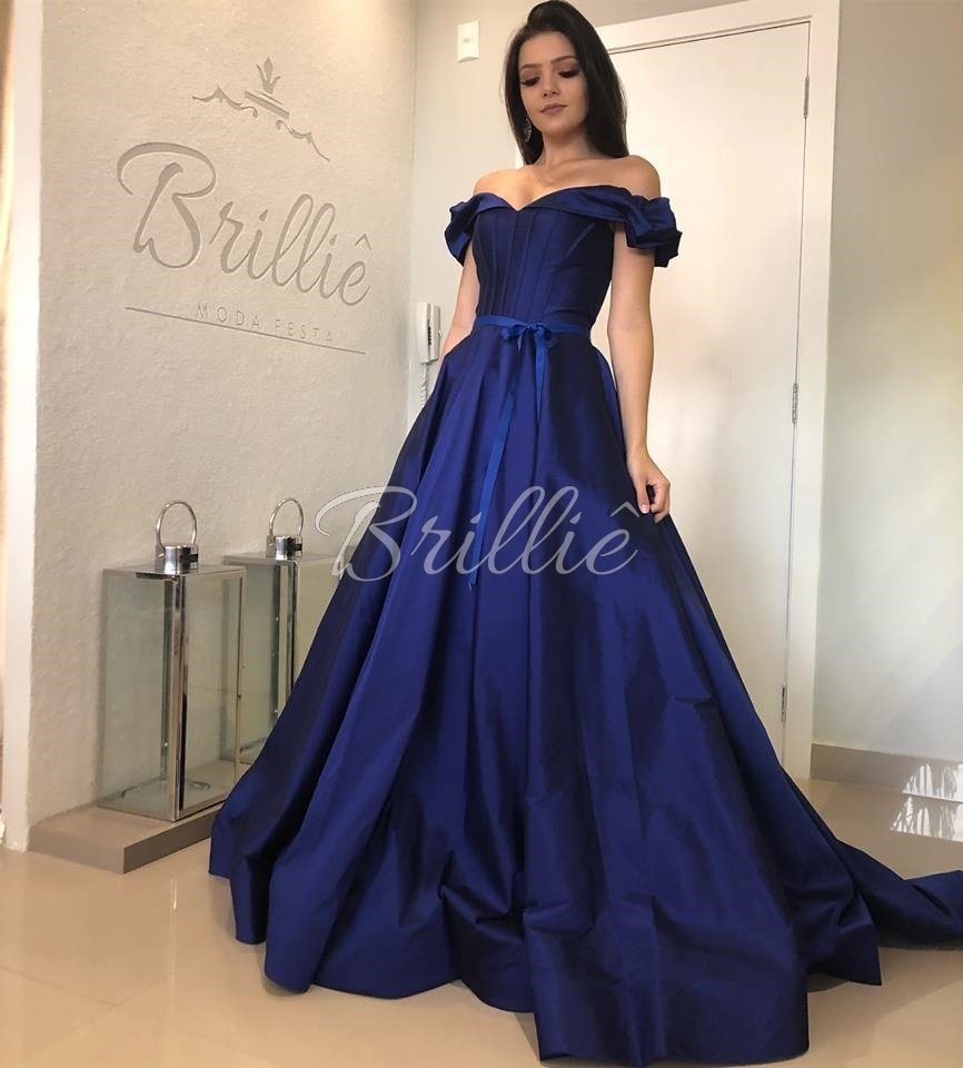 vestido azul estilo princesa