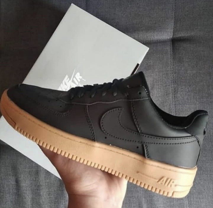 nike air force negras con marron
