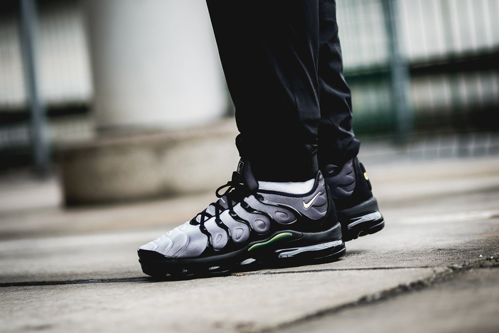 vapormax plus black volt white