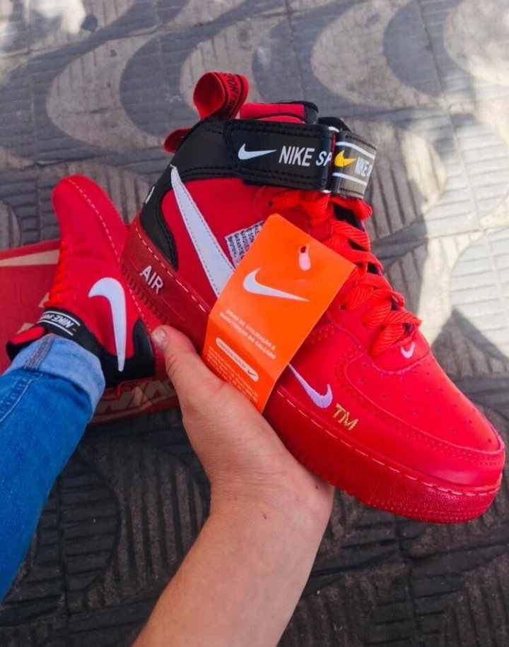 botinha da nike vermelha