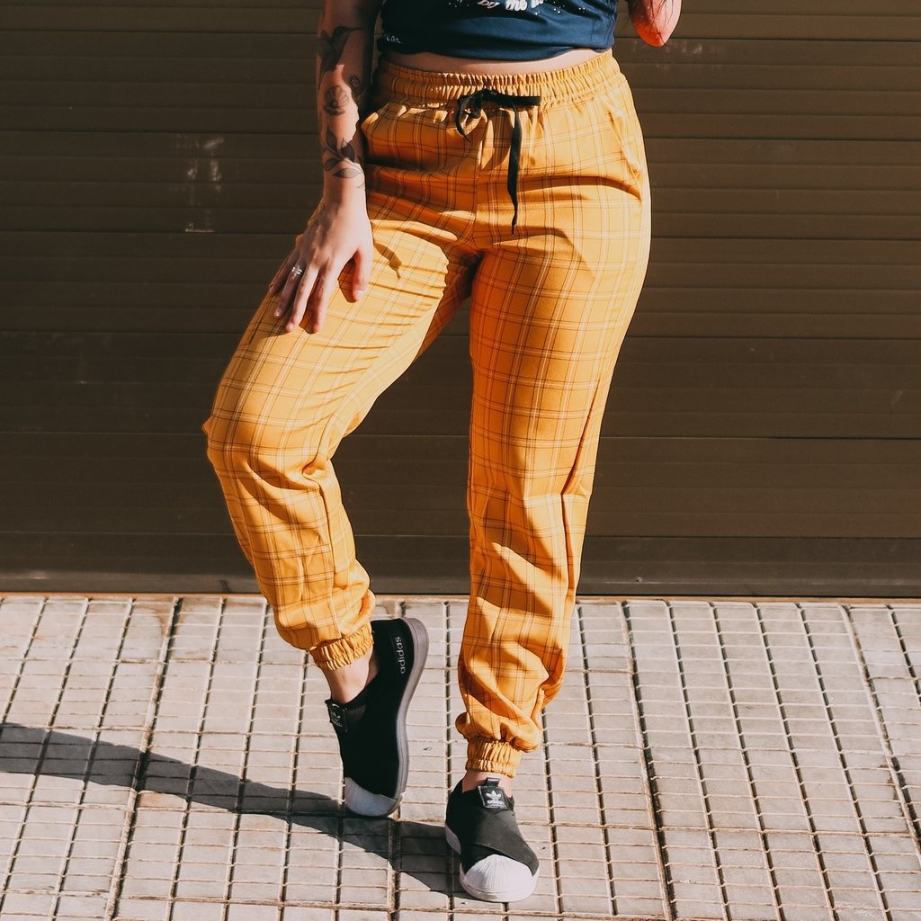 calça jogger mostarda