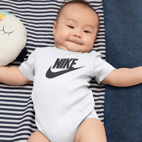 bebe com roupa da nike