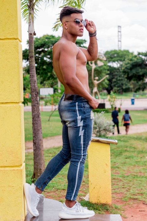 calça jeans colada