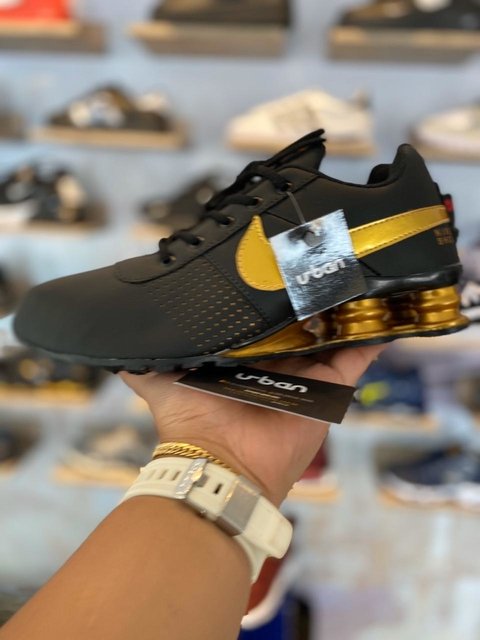 nike shox deliver preto e dourado