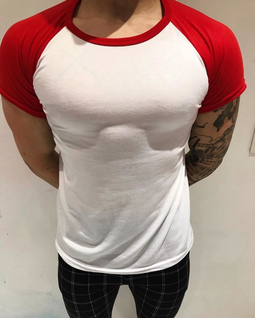 remera roja y blanca