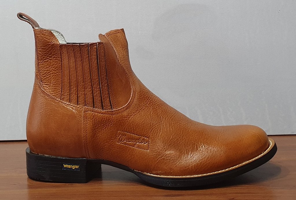 bota wrangler cano curto