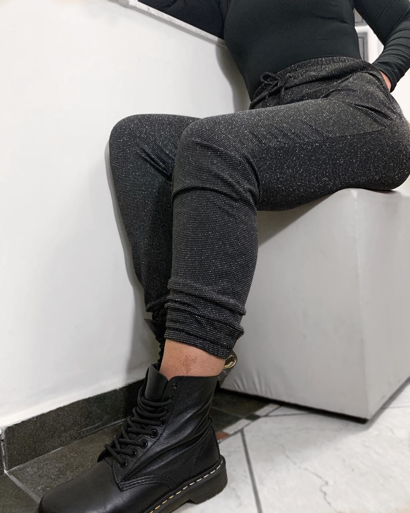 calça jogger em lurex
