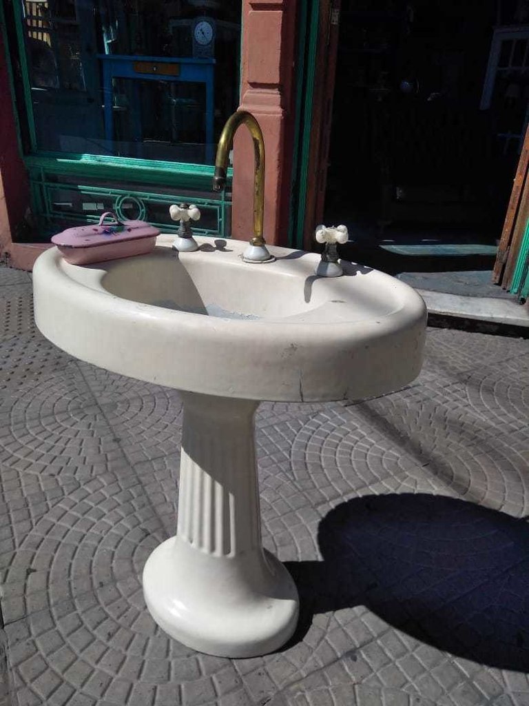 Antigua bacha y pie enlozados