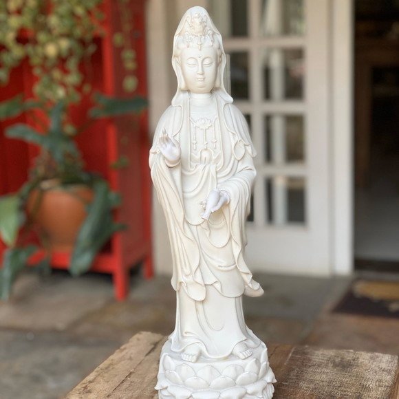 Kuan Yin Em Pe Resina Comprar Em Maos Iluminadas