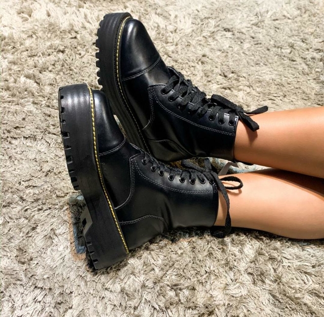 coturno com costura amarela