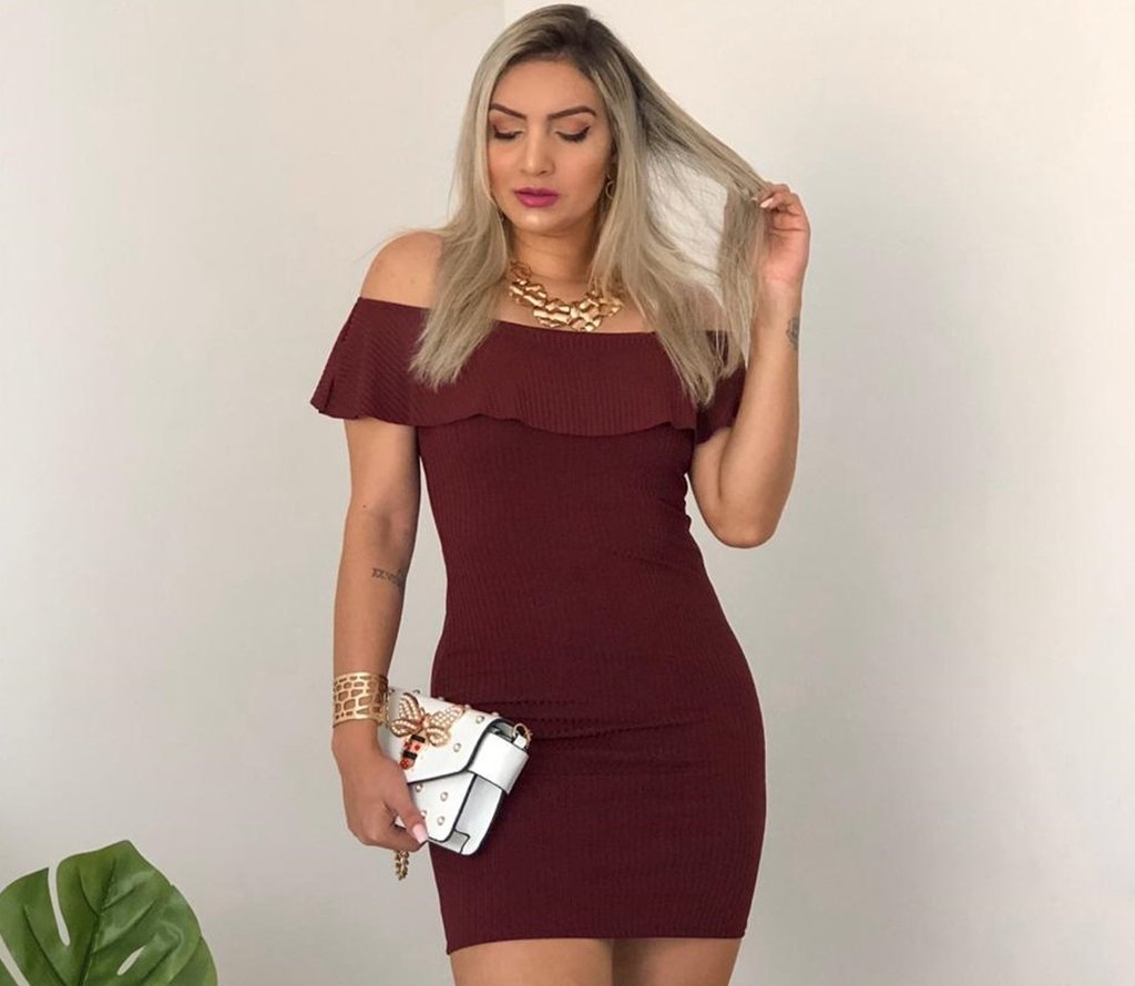 vestido preto com babado em cima