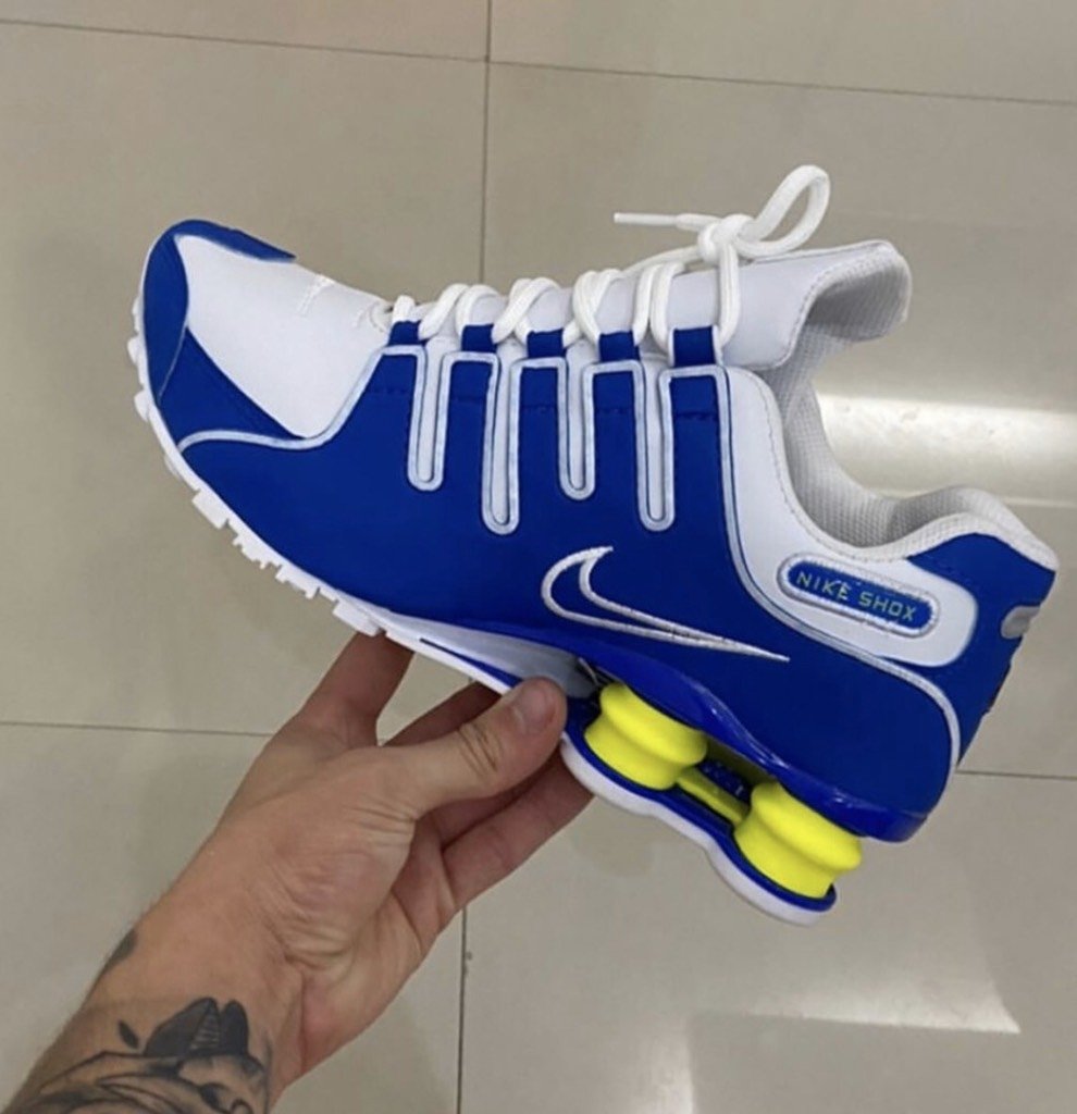 tenis nike azul e amarelo
