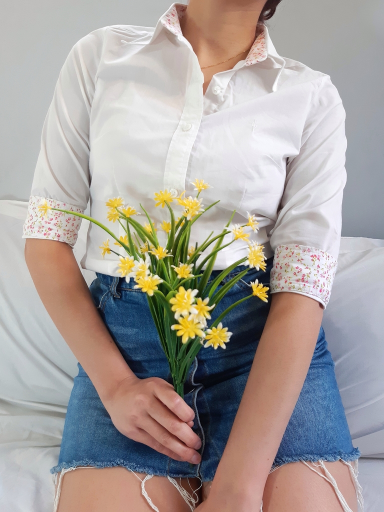 camisa blanca con flores