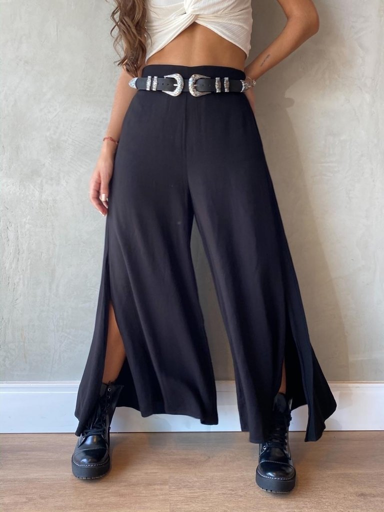 calça pantacourt com fenda lateral