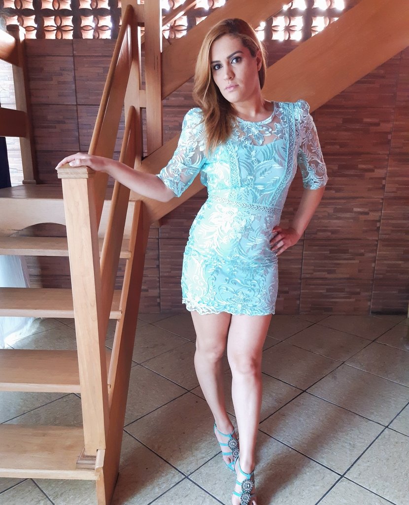 vestido tubinho com manga de princesa