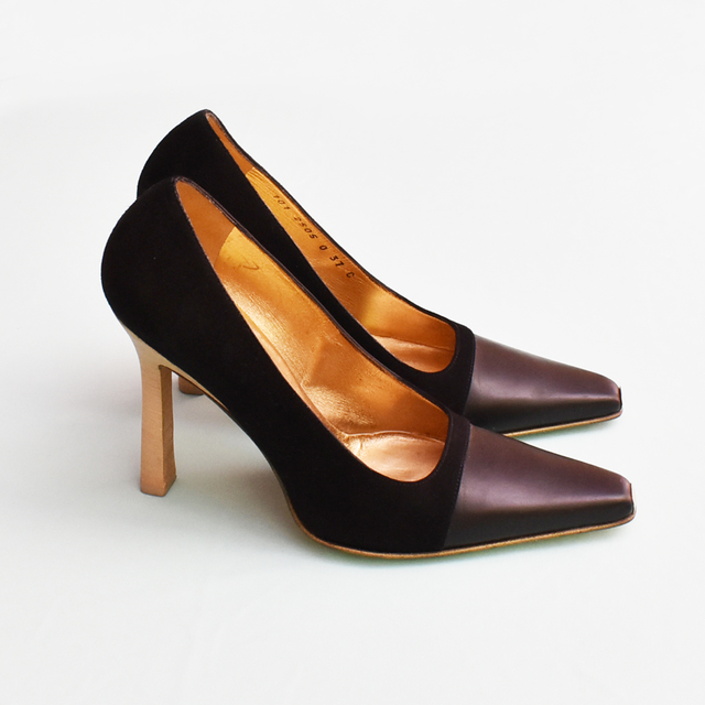 scarpin preto e dourado