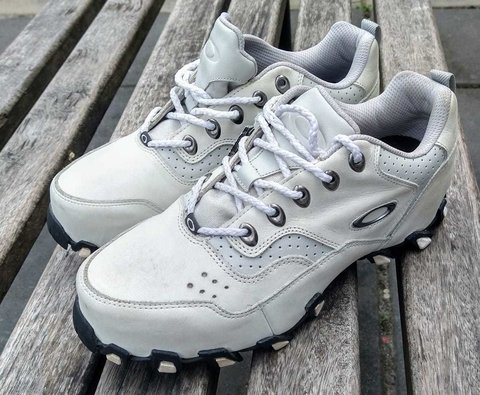 tenis enduro oakley caqui