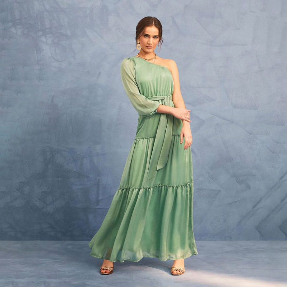 vestido com cinto do mesmo tecido