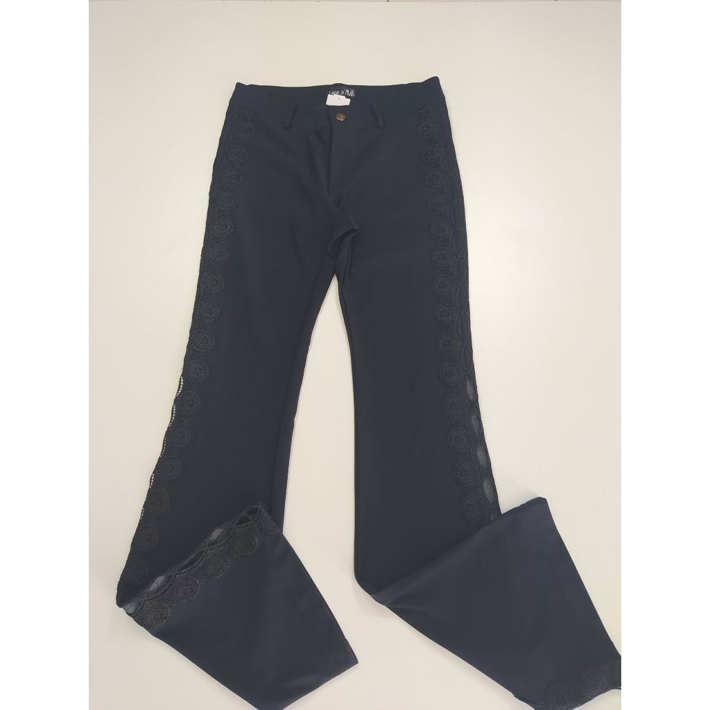 calça com renda na lateral