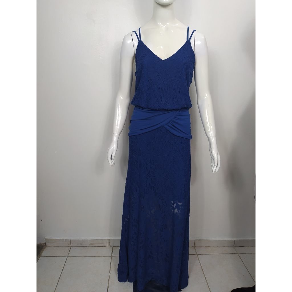 vestido de renda azul longo