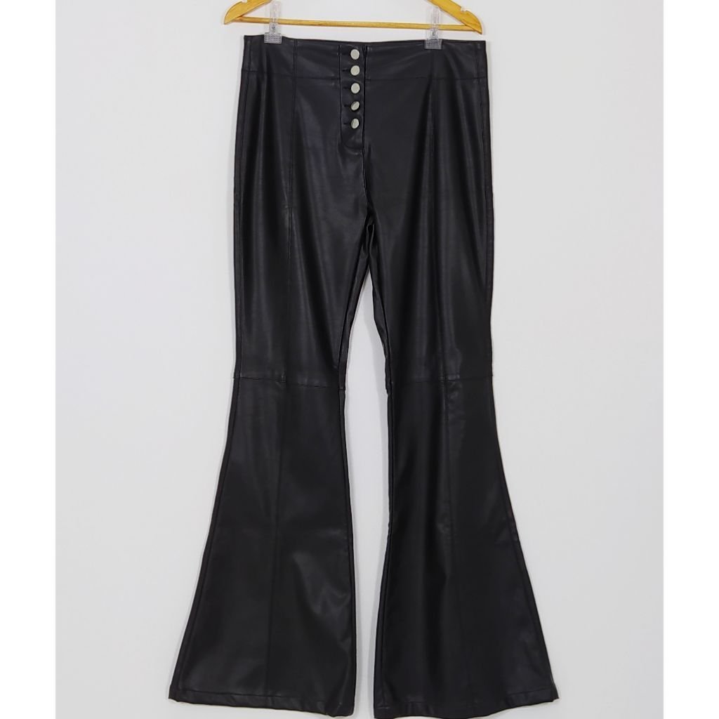 calça flare couro preta