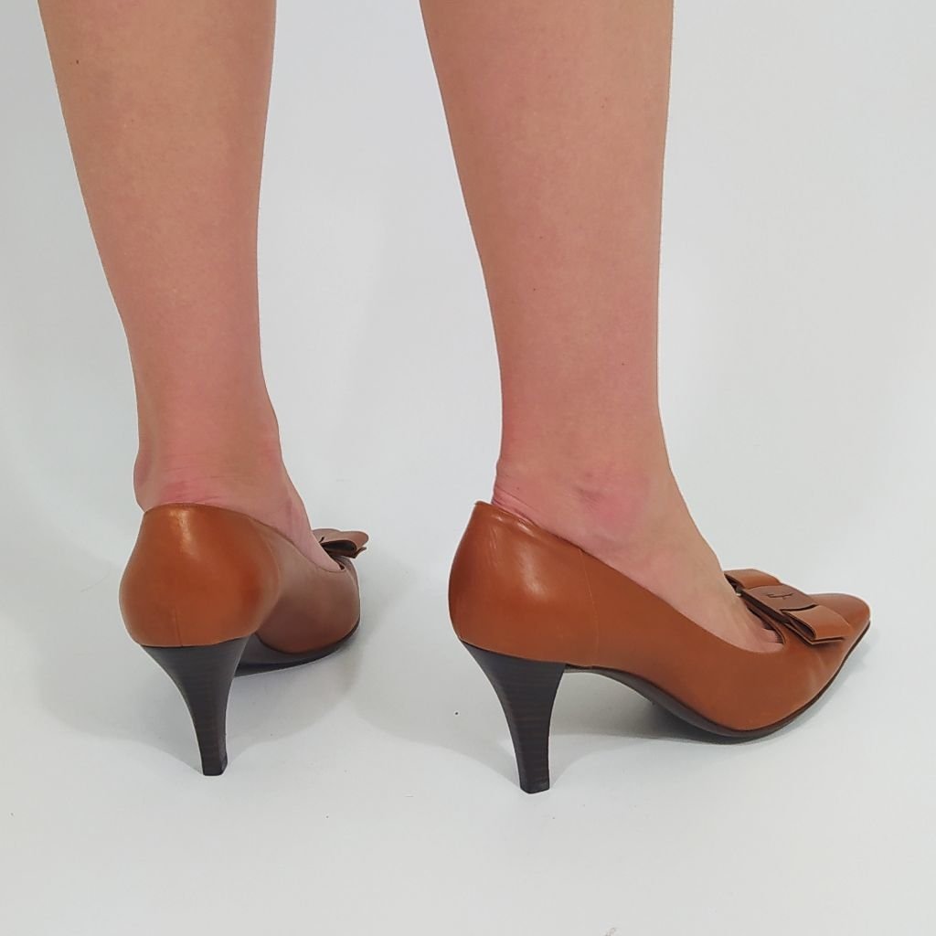scarpin couro caramelo