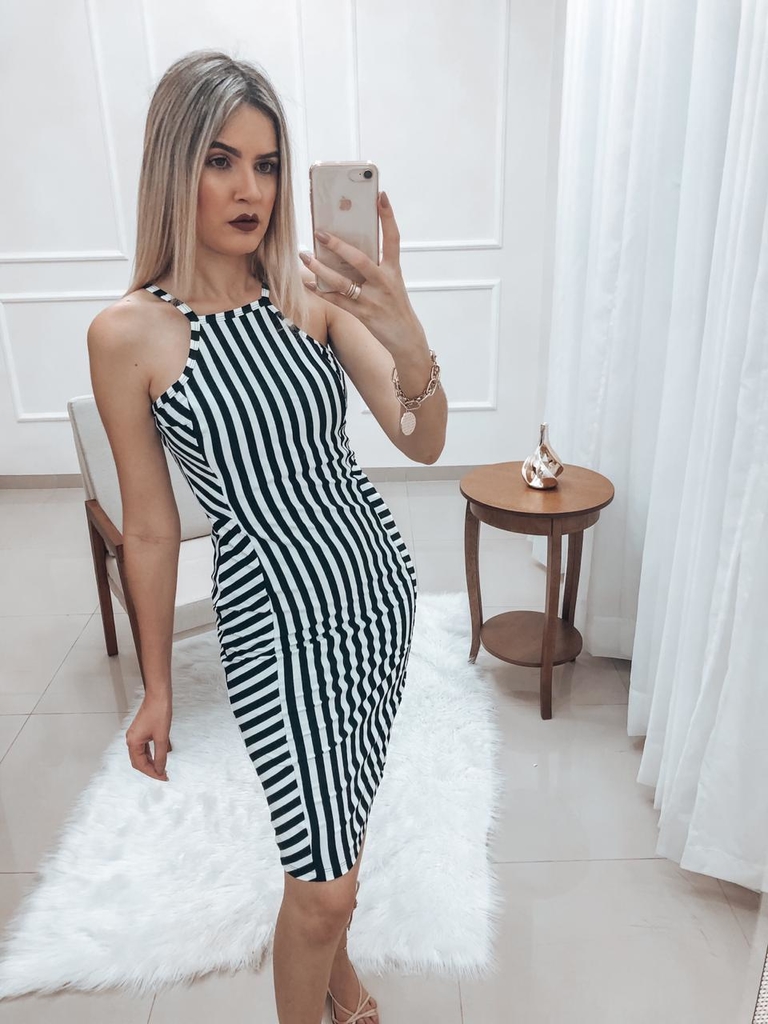 vestido listrado preto e branco midi