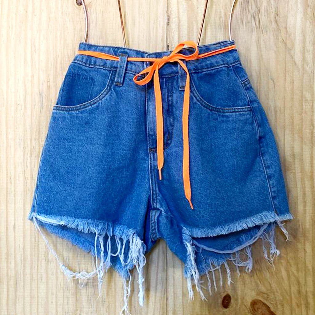 shorts jeans cos alto desfiado