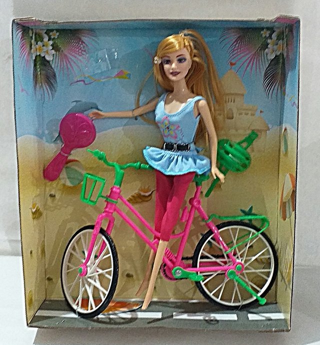 muñeca anda en bicicleta