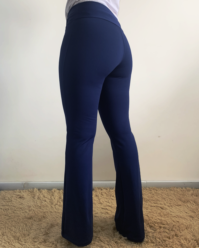 calça flare peluciada