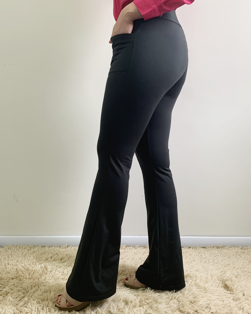 calça flare peluciada