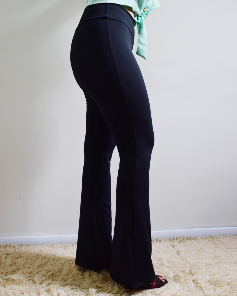 calça flare peluciada