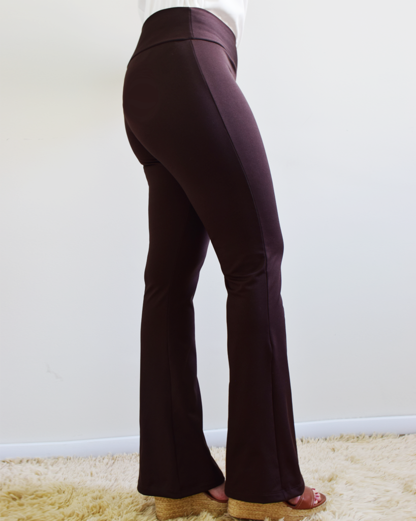 calça flare peluciada