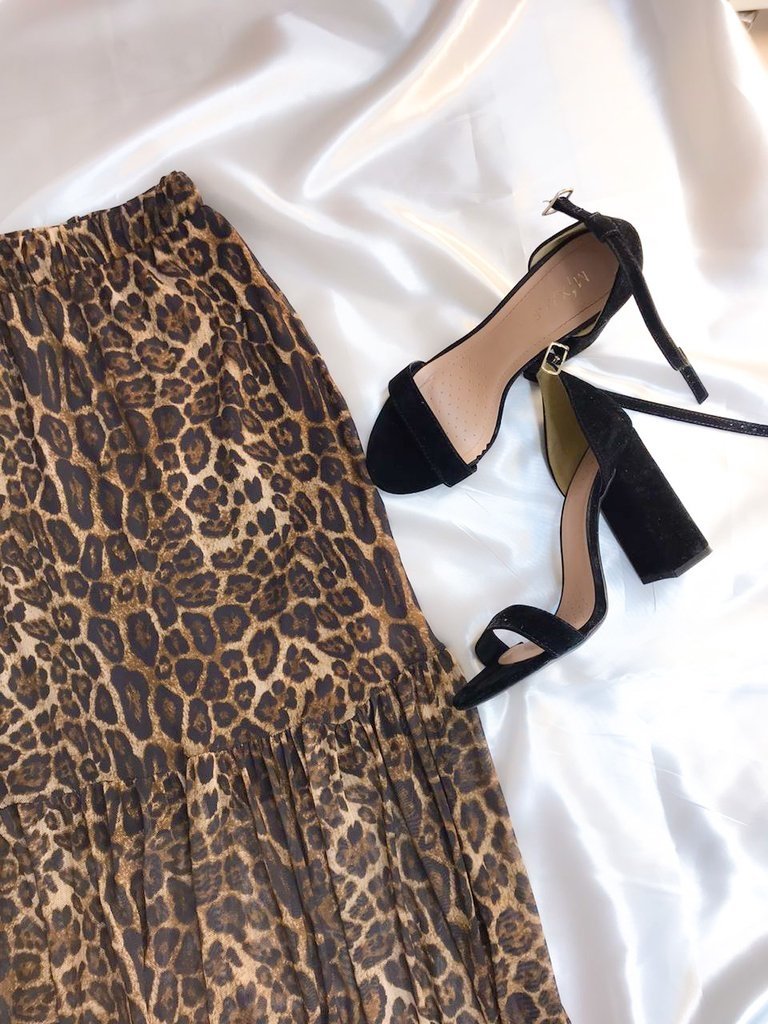 saia longa com estampa de onça