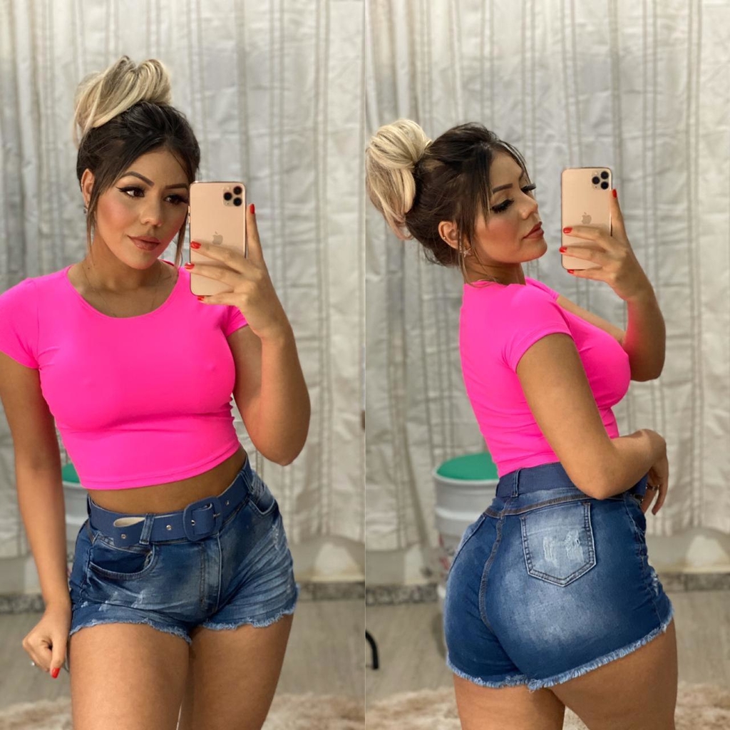 morena de short jeans