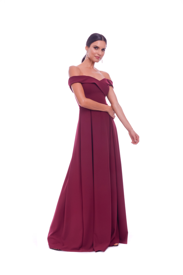 vestido com decote ombro a ombro