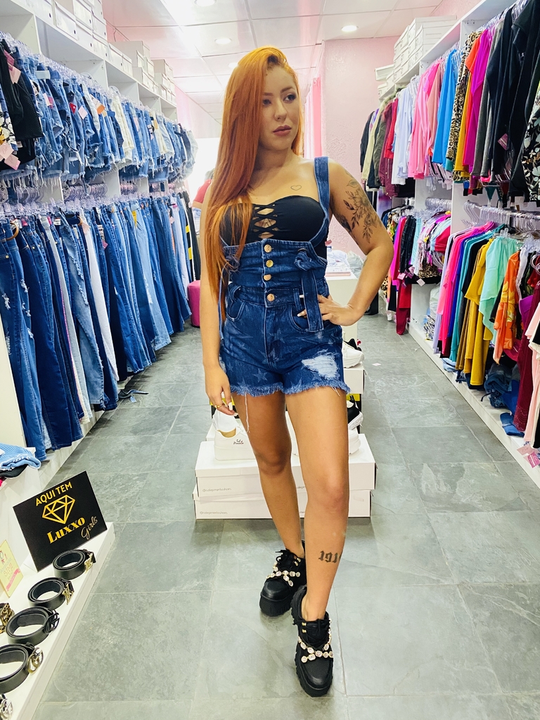 jardineira jeans sal e pimenta