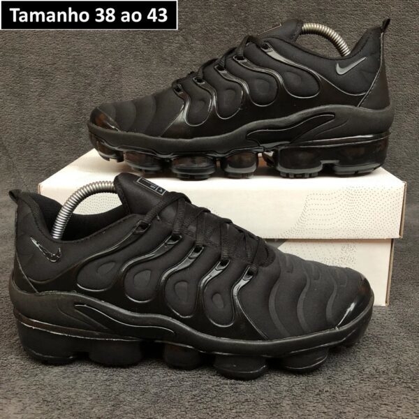 tenis vapormax plus preto e branco