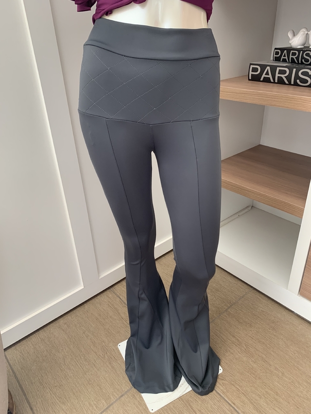 calça flare tecido prada