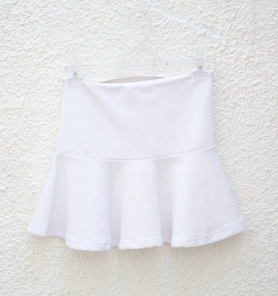 saia branca de babado