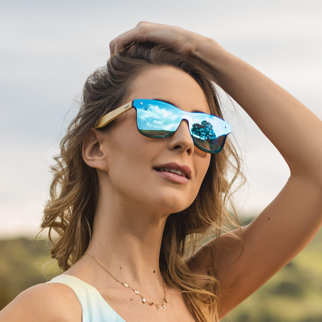 lentes de sol gafas de sol anteojos de sol cuadrados espejados color azul con patillas de madera de bambu y proteccion uv400 para hombre y mujer modelo dos