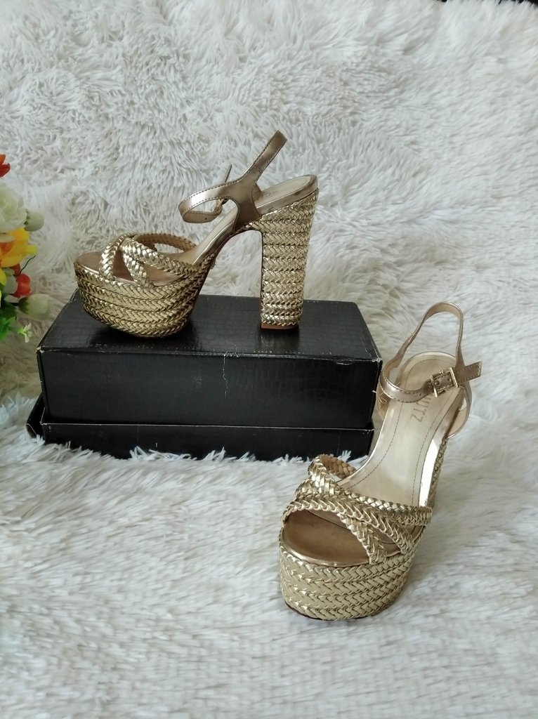 sandália schutz dourada