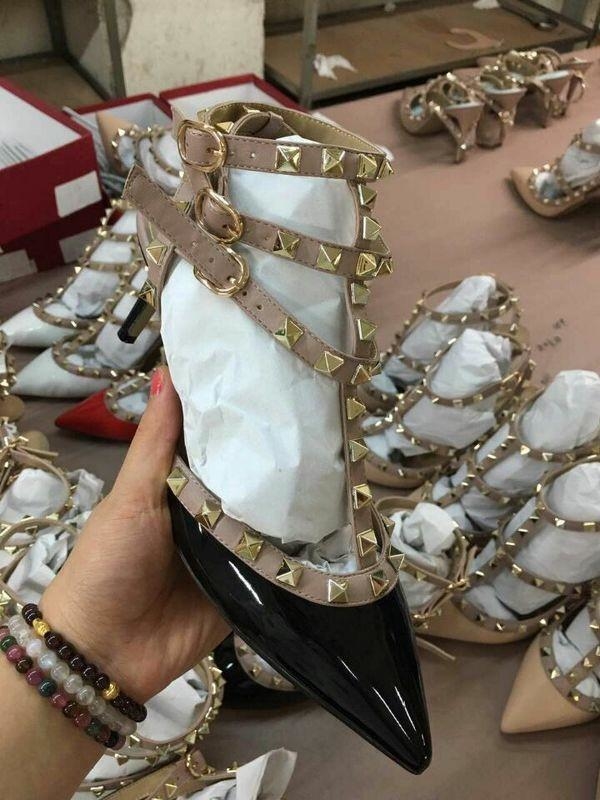 scarpin com tachas valentino