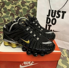 nike shox preto dourado