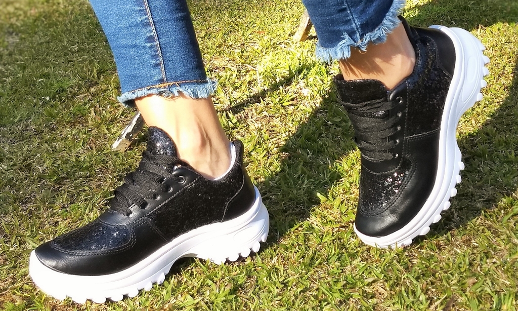 tenis preto com glitter