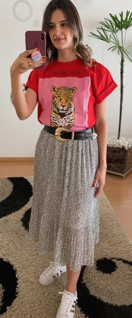 saia plissada com camiseta