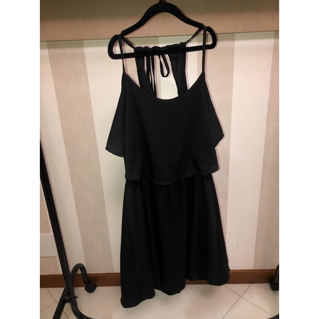 vestido preto com ziper atras