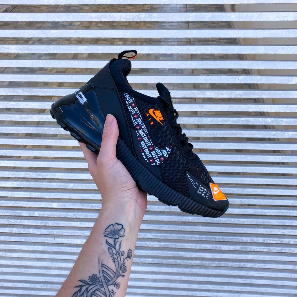 air max preto com laranja