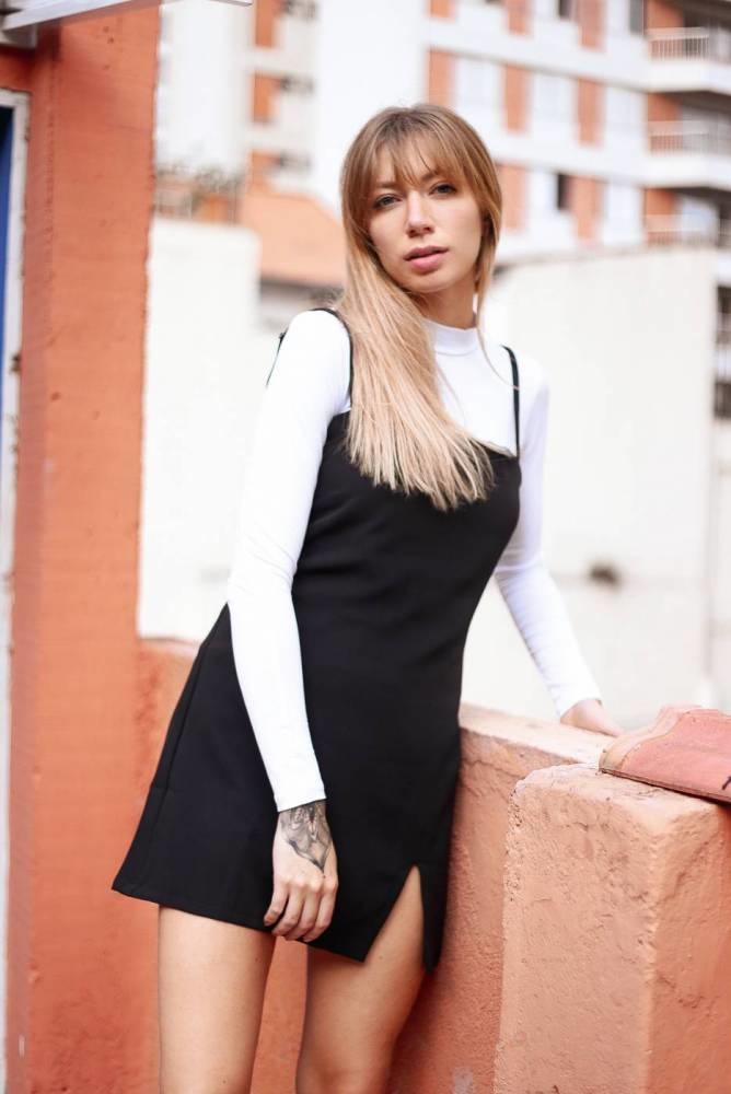 vestido curto com fenda